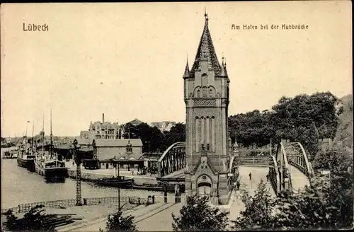 Ak Hansestadt Lübeck, am Hafen bei der Hubbrücke