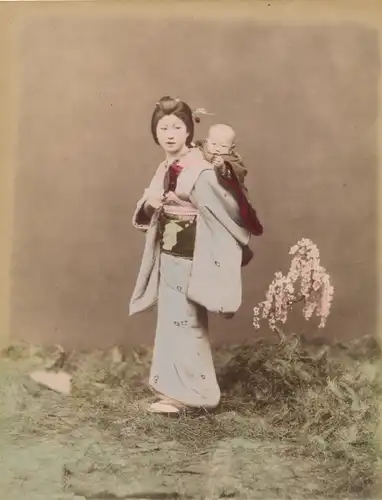 Foto Japanische Mutter im Kimono, Kind auf dem Rücken