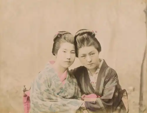 Foto Zwei Japanerinnen im Kimono, Kopf an Kopf, Portrait