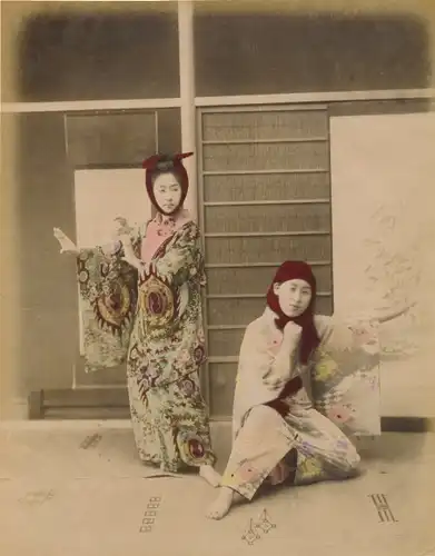 Foto Japanerinnen in Tracht beim Tanzen
