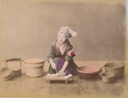 Foto Japanerin bei der Essenszbereitung, Schneidebrett