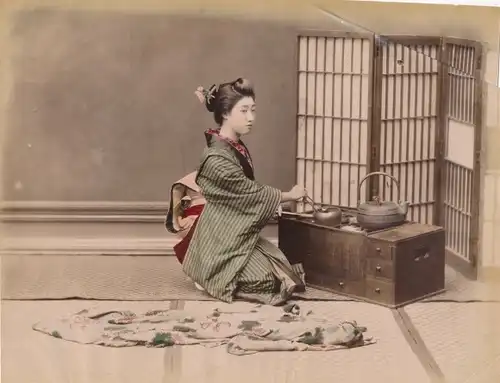 Foto Japanerin bei der Teezubereitung