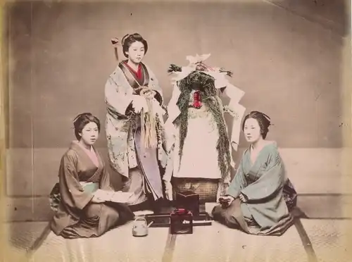 Foto Japanerinnen bei Neujahrsfest Zeremonie, Portrait, Teekanne, Reiskuchen
