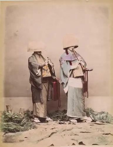 Foto Japanische Flötenspieler, Portrait, Strohhüte im Gesicht