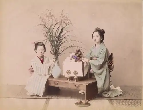Foto Japanerinnen in Kimonos vor Tisch mit Obstkiste, Neujahrsfest, Blumenvase