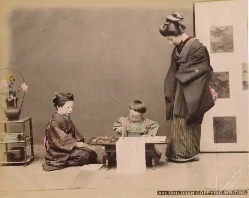 Foto Japanische Kinder beim Üben der Schriftzeichen, Lehrerin im Kimono