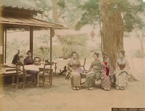 Foto Nagasaki Präf. Nagasaki Japan, Osuwa Park, Tea House, Japanese women