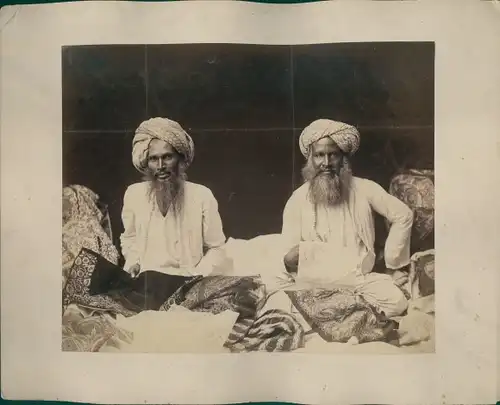 Foto Indien, Zwei Teppichhändler, Portrait um 1880
