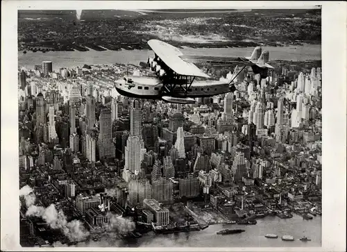 Foto New York City USA, Das größte Wasser und Landflugzeug der Erde über Manhattan