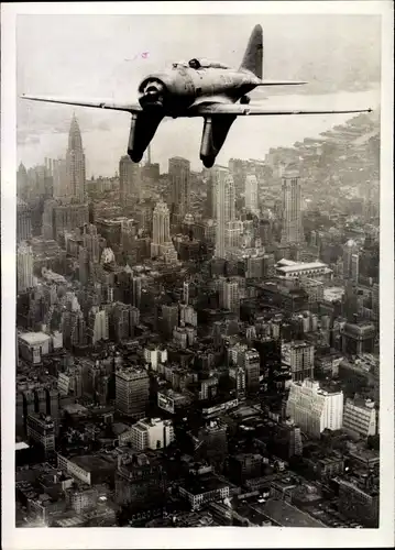 Foto New York City USA, Major de Seversky in seinem Sev 31 Flugzeug über Manhattan