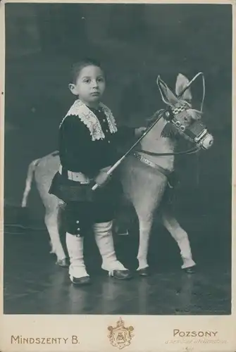 Kabinett Foto Mindszenty B. Pozsony Pressburg Bratislava Slowakei, Junge mit Spielzeug Esel,Portrait