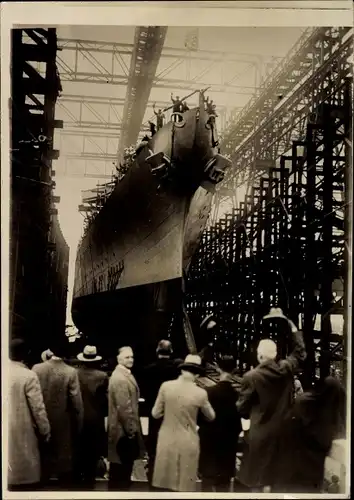 Foto Amerikanisches Kriegsschiff, US Navy, Kreuzer Pensacola, Stapellauf, Schiffswerft in Brooklyn