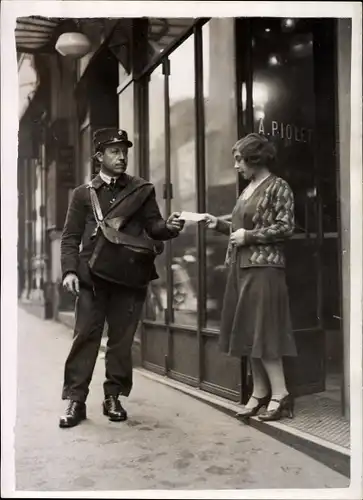 Foto Pariser Briefträger stellt im Laden von A. Piolet Post zu