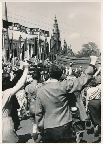 Foto Max Schirner Berlin, Wien, 1. Mai Demonstration vor dem Parlament, Vorbeimarsch der Kommunisten