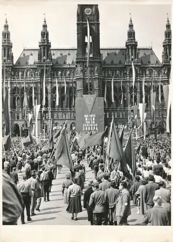 Foto Max Schirner Berlin, Wiener Rathaus, 1. Mai Demonstration der Sozialisten 1958
