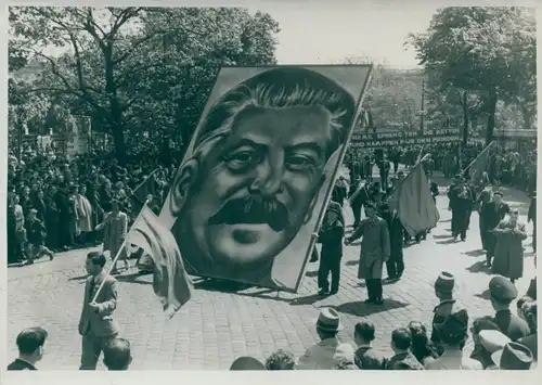Foto Max Schirner Berlin, 1. Mai Feier in Wien, Festzug der kommunistischen Partei, Stalinbild