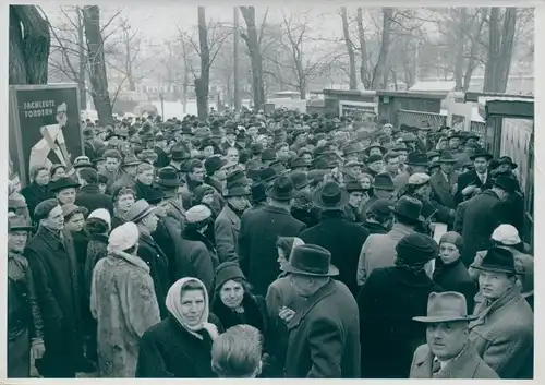 Foto Max Schirner Berlin, Wiener Frühjahrsmesse 11. März 1956, Sturm auf die Kassen