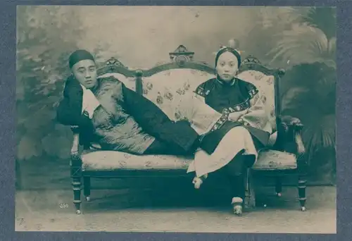 Foto China, Vornehmes Paar im Atelier sitzend, um 1890