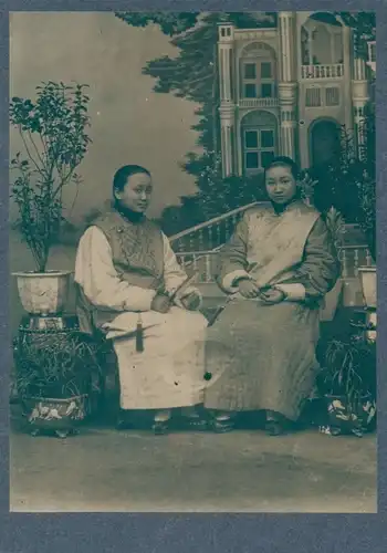 Foto China, Vornehme Damen im Atelier sitzend, Fächer, um 1890