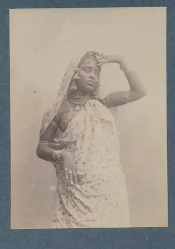 Foto Gustav Richard Lambert, Singapur, Frau in typischer Tracht, Schmuck