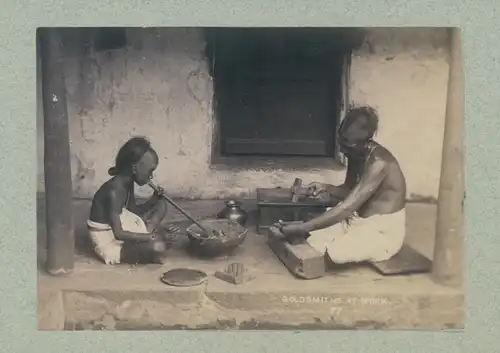 Foto um 1880, Indien, Goldschmied bei der Arbeit, Junge bläst Feuer an