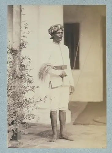 Foto Singapur, Diener, Turban, Besen, um 1880