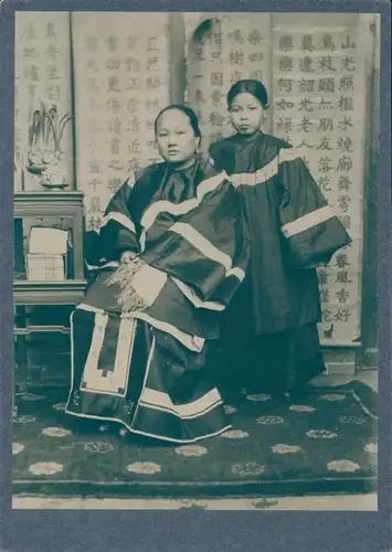 Foto China, Mutter und Tochter in typischer Tracht, um 1880