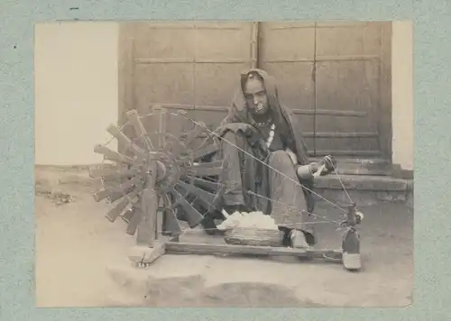 Foto Singapur, Frau am Spinnen, Spinnrad, Baumwolle, um 1880