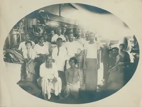 Foto Indonesien, Hafenarbeiter, Frauen, Kinder, Gruppenbild, Hafengelände, um 1900