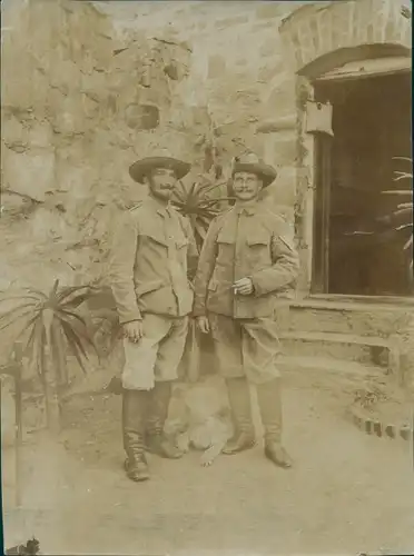 Foto Namibia, DSWA, Mitglieder der Kolonialen Schutztruppe, Hut, Zigarette, Hund