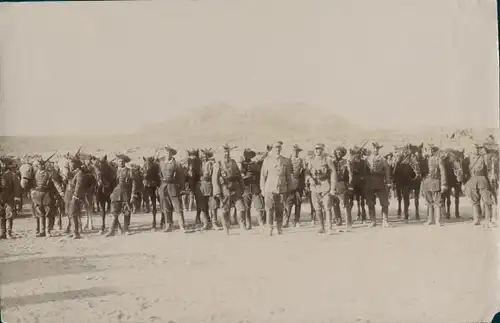Foto Lüderitz Namibia, DSWA, Mitglieder der Kolonialen Schutztruppe mit Pferde, Gruppenbild