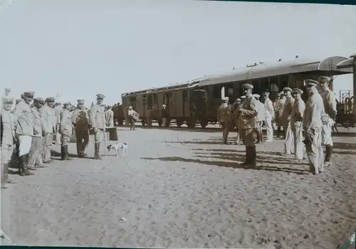 Foto Namibia, DSWA, Mitglieder der Kolonialen Schutztruppe, Eisenbahn, Hund