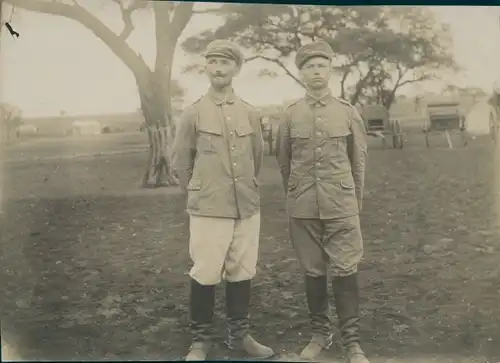 Foto Namibia, DSWA, Zwei Mitglieder der Kolonialen Schutztruppe, Schirmmütze