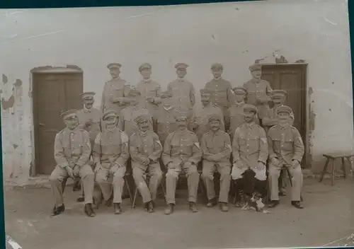 Foto Namibia, DSWA, Mitglieder der Kolonialen Schutztruppe, Gruppenbild, Schirmmütze,Dragoneruniform
