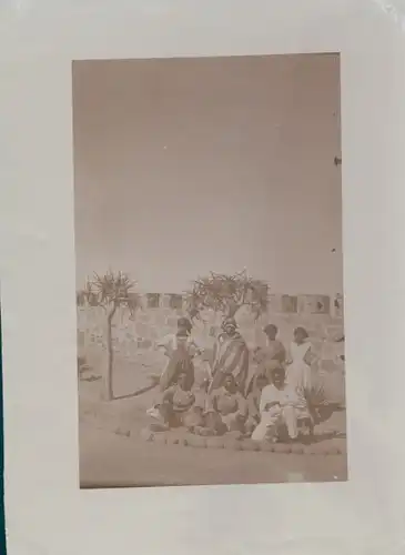 Foto Namibia, DSWA, Afrikanische Gruppe am Straßenrand