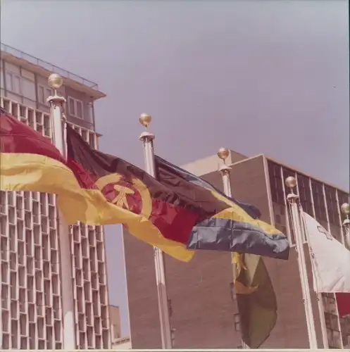 Foto Spremberg, Hans Joachim, New York City USA, UNO Hauptquartier, DDR Flagge, Aufnahme DDR 1973