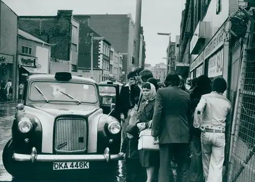 Foto Spremberg, Hans Joachim, London City England, Taxi, Austin FX4, Passanten