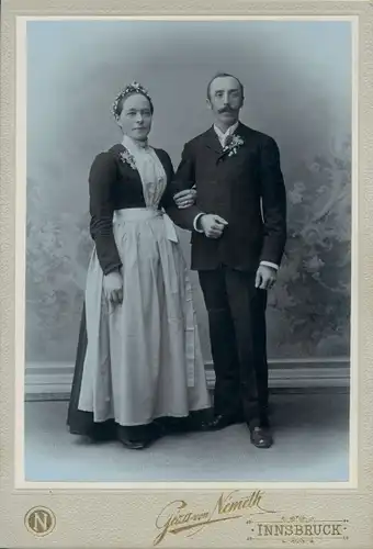 Kabinett Foto Innsbruck in Tirol, Portrait, Ehepaar, Anzug, Schürze, Atelier Geza von Nemeth