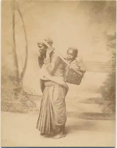 Foto Darjeeling Indien, Paharia Frau mit Kind