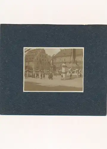 Foto Tirol, 1905, Marktplatz, Denkmal, Fahnenschmuck