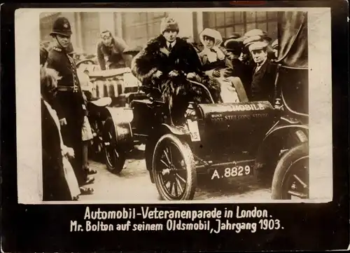 Foto London City, Automobil Veteranenparade, Mr. Bolton auf Oldsmobile, Jahrgang 1903
