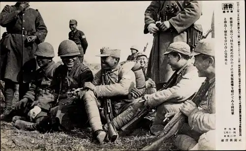 Foto Japanische Soldaten in Uniformen