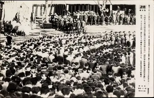 Foto Tokio Präf. Tokio Japan, Schulpersonal betet vor einer Kaserne