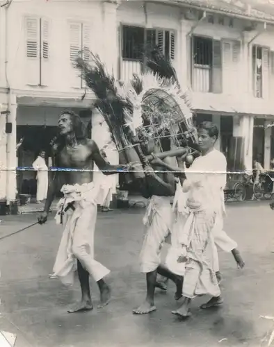 Foto Singapur Singapore, barfüße Männer, Prozession ? federgeschmückter Käfig auf den Schultern 1930