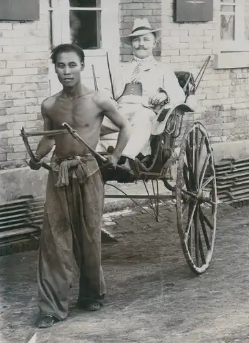 Foto Kiautschou China, Chinesischer Rikschafahrer, Reicher Europäer, Hut