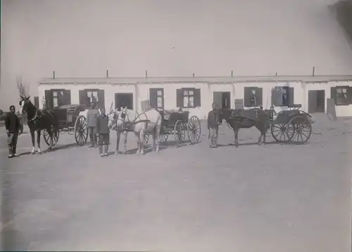 Foto China, Chinesen, Droschken, Deutscher Soldat, Kaiserreich, Baracken, um 1895