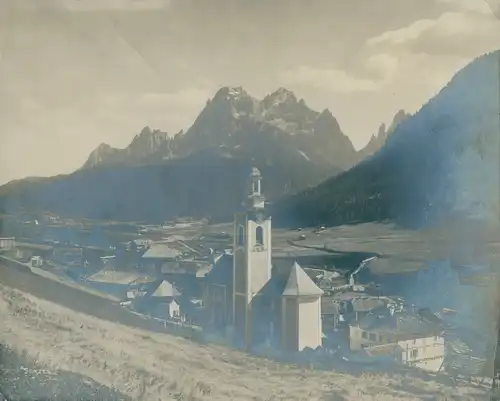 Foto Innichen San Candido Südtirol, Gesamtansicht, Kirche, Gebirgspartie