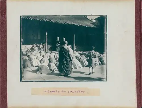 Foto China, Boxeraufstand, um 1900, Chinesische Priester, Rücks.: Apia Samoa