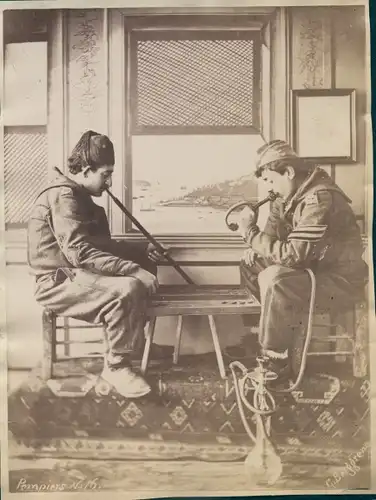 Foto Osmanisches Reich, um 1880, Osmanische Soldaten am Shisha rauchen, Fotograf G. Berggren