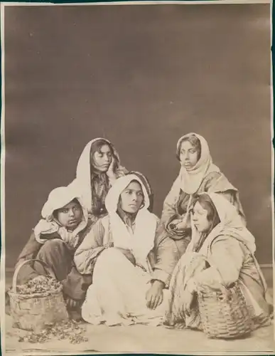 Foto Osmanisches Reich, um 1880, Osmanische Korbmacherinnen, Kopftuch, Fotograf G. Berggren